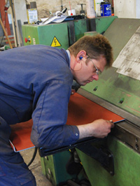 Willem van Dam aan het werk in de werkplaats